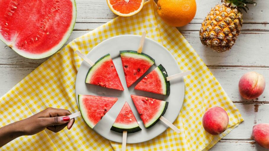 Pezzi di anguria su bastoncini